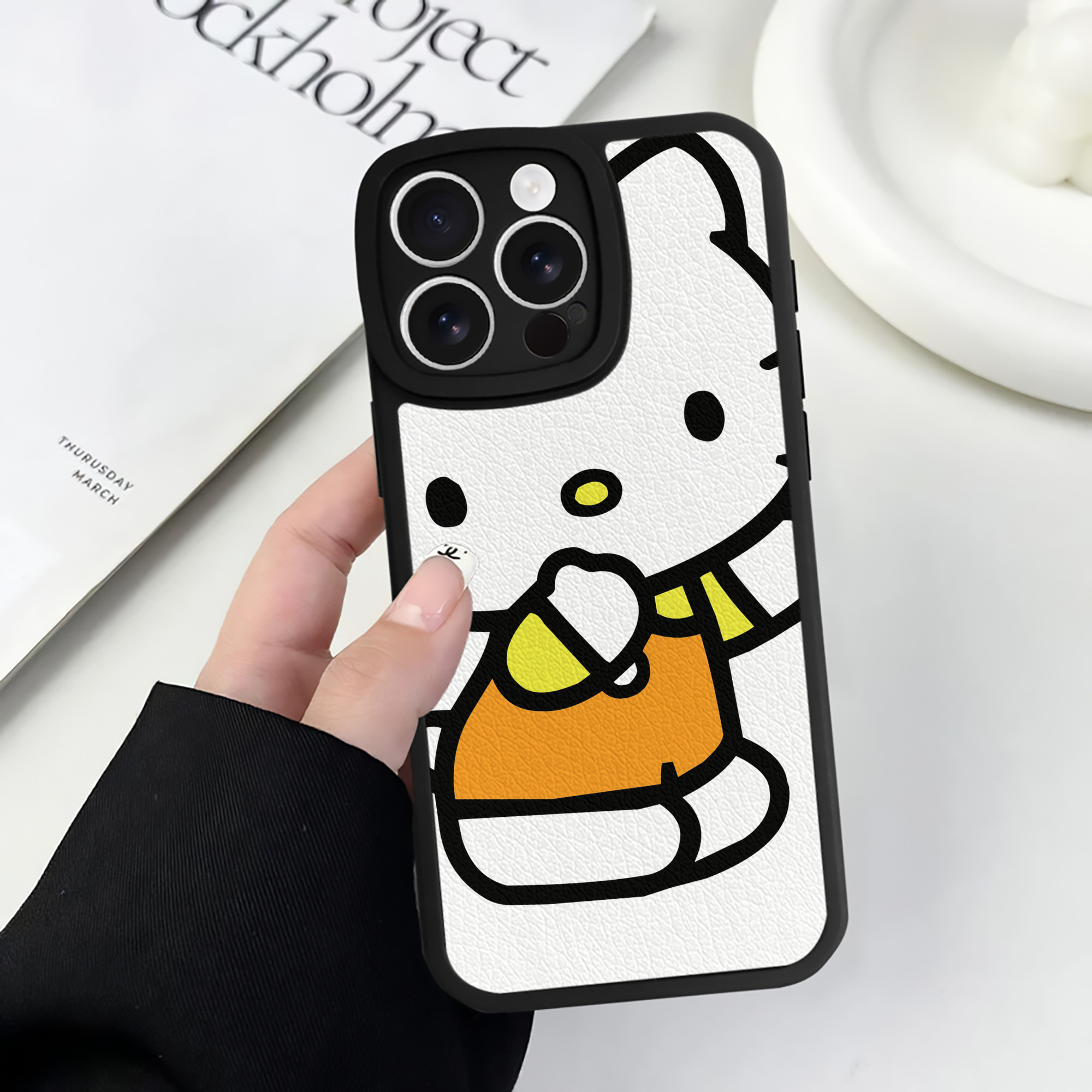 （画像用） Hello Kitty ハローキティ 【iPhone 16シリーズ対応】シリコンスマホケース（レザー調） 材質：シリコン